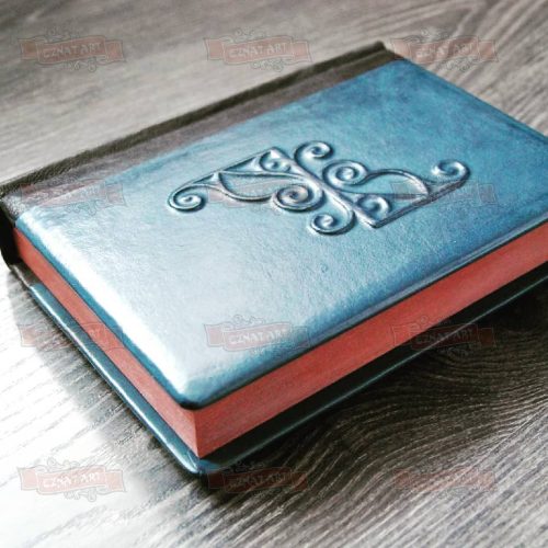 Переплет книги из натуральной кожи с объемным рисунком и окрашенными обрезами. 